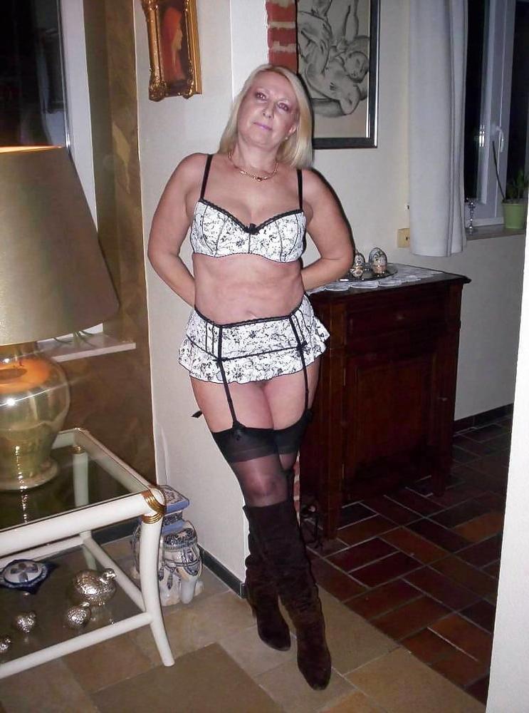 25P BLONDE MILF POSING