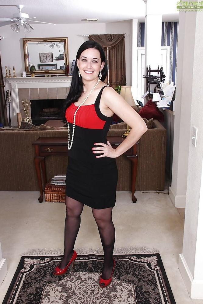 25P Sexy MILFs and GILFs Wearing Tights 14
