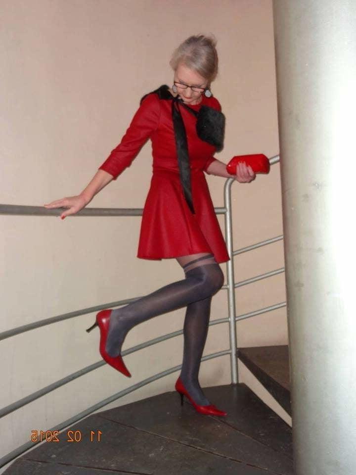 25P Sexy MILFs and GILFs Wearing Tights 16