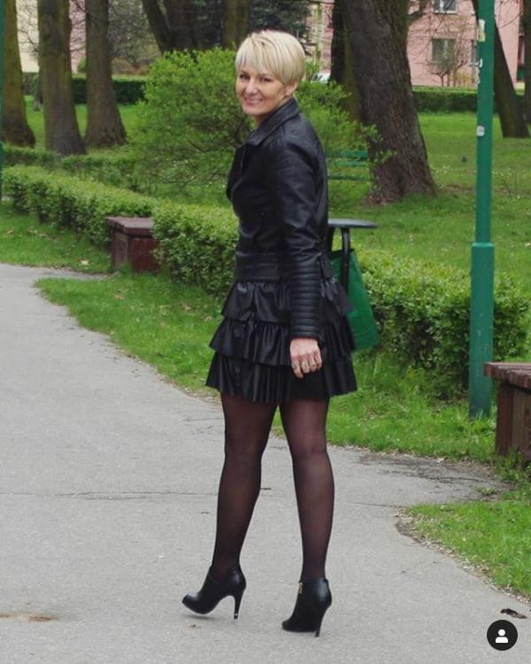 25P Sexy MILFs and GILFs Wearing Tights 16