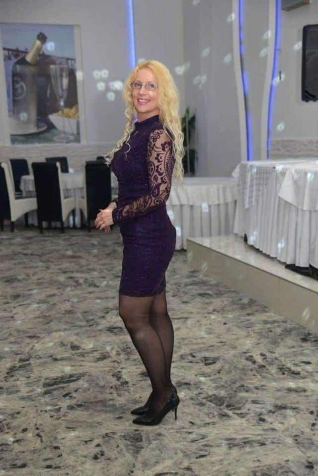 25P Sexy MILFs and GILFs Wearing Tights 16