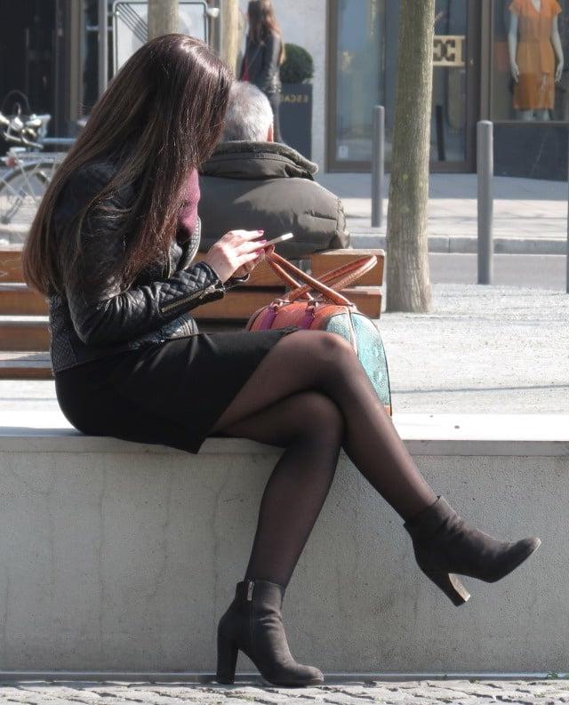 25P Sexy MILFs and GILFs Wearing Tights 16