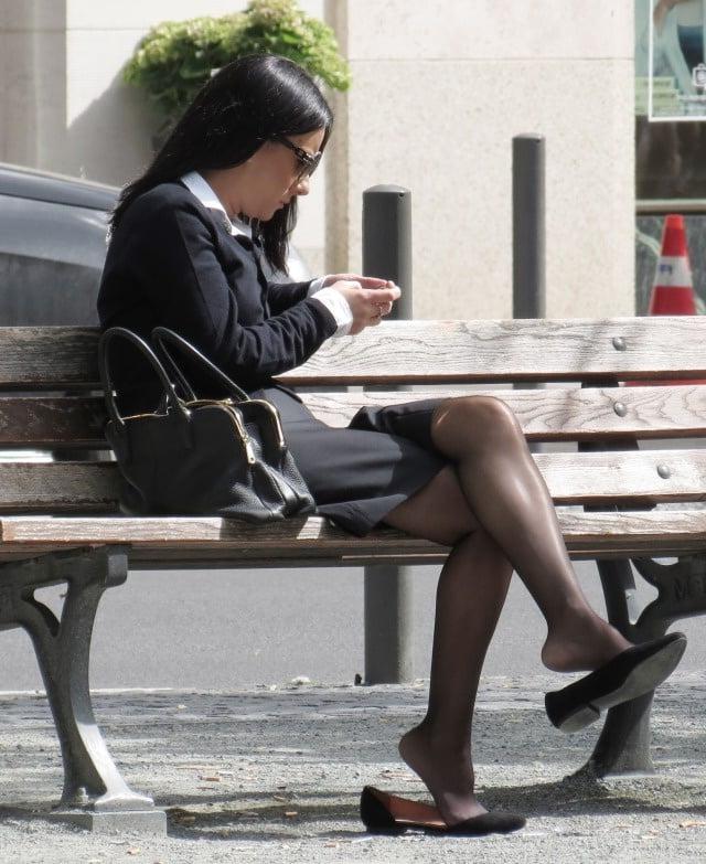 25P Sexy MILFs and GILFs Wearing Tights 16