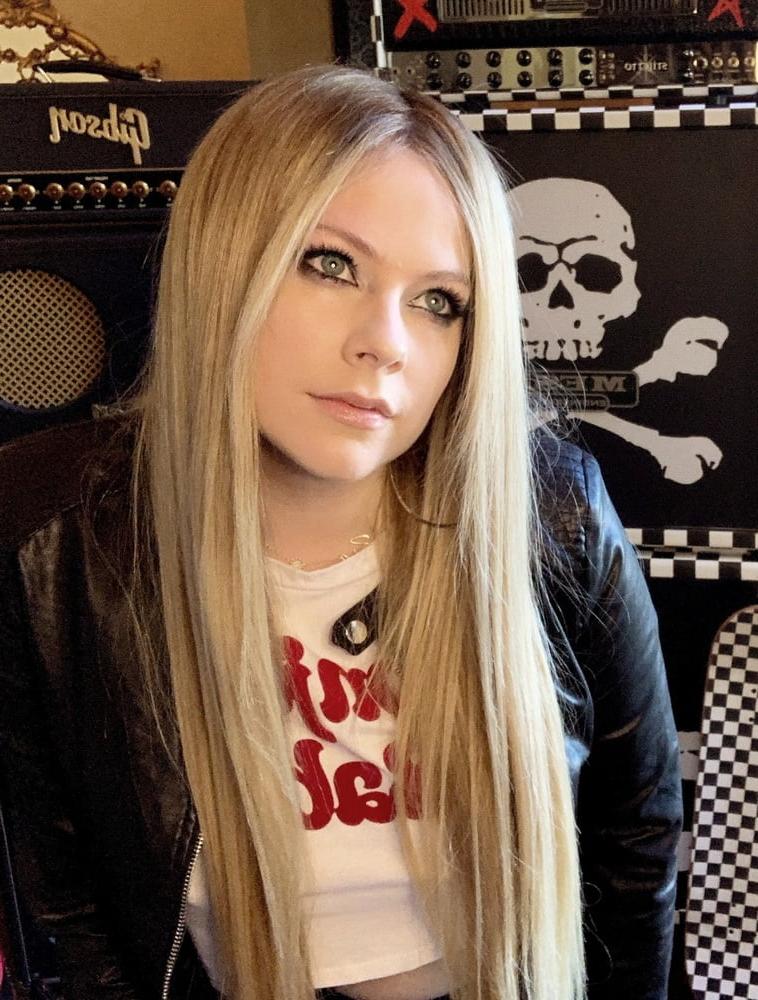 25P Avril Lavigne is your new girlfriend volume 2