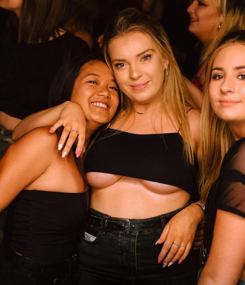 25P No Bra Club gallery 01
