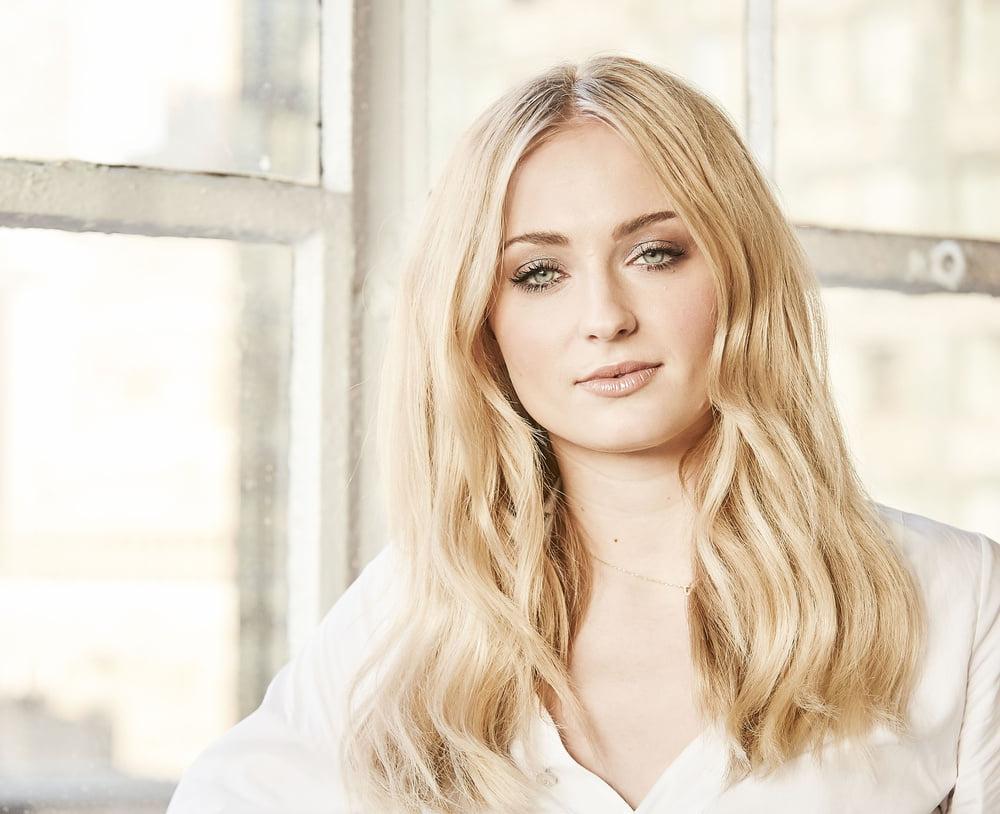 8P Sophie Turner's Facial Face