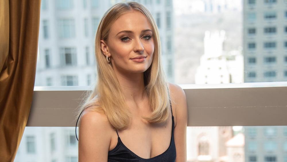 8P Sophie Turner's Facial Face