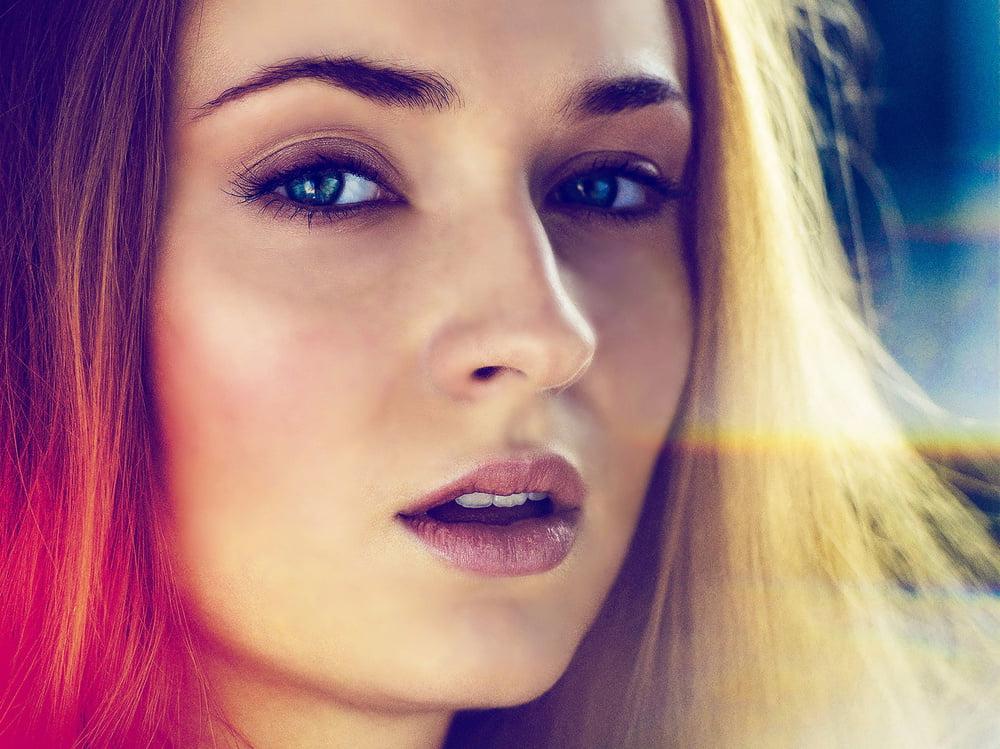 8P Sophie Turner's Facial Face