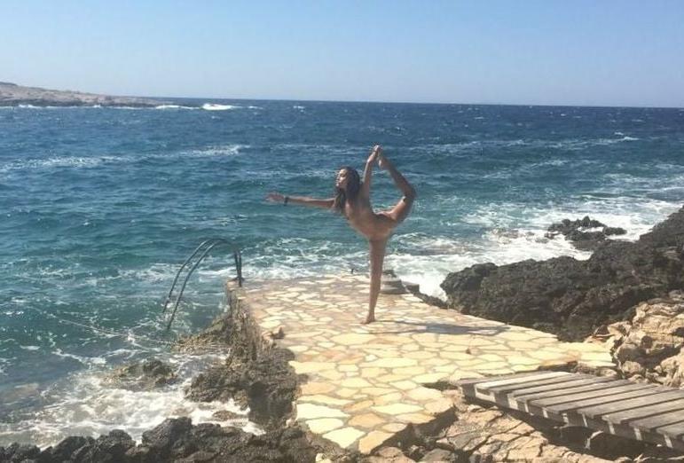 25P Anna Herrin private vacation pics aug 2019
