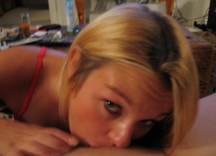 25P Hot Girlfriends Giving Head