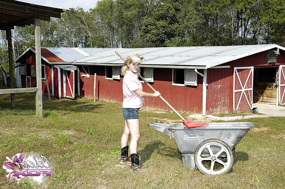 16P Farm MILF posing outdoor (Celeste Fox)