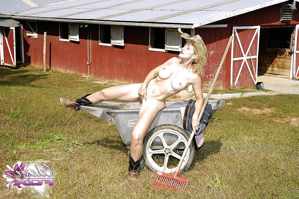 16P Farm MILF posing outdoor (Celeste Fox)