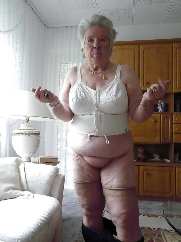 19P 197 - Grandma horny and fat - Oma geil und fett
