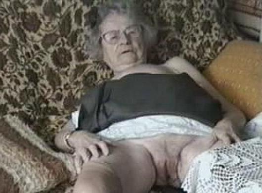 19P 197 - Grandma horny and fat - Oma geil und fett