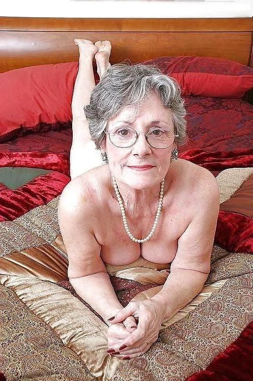 19P 197 - Grandma horny and fat - Oma geil und fett