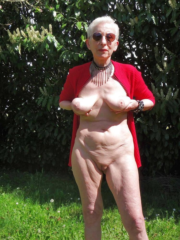 19P 197 - Grandma horny and fat - Oma geil und fett