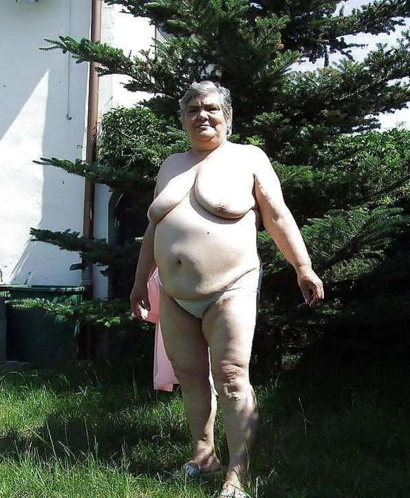 20P 195 - Grandma horny and fat - Oma geil und fett