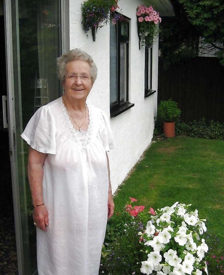 20P 195 - Grandma horny and fat - Oma geil und fett