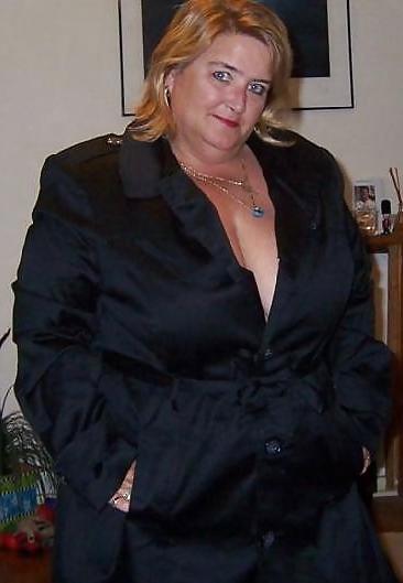 25P FAT-TIT MATURE MOM