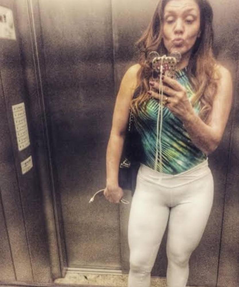 25P SDRUWS2 - BRAZILIAN FORMER TV HOSTESS SIMONY