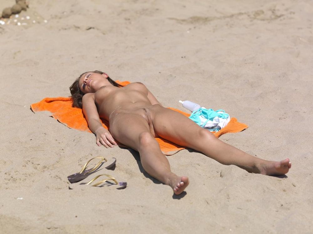 25P Girls on the Beach 202