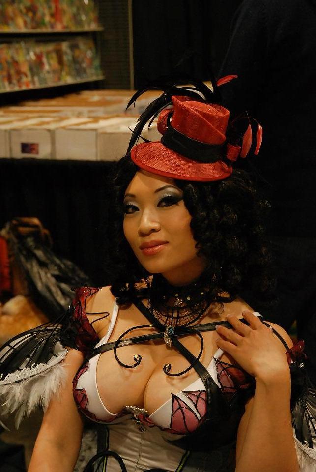 25P New Yaya Han cosplay chinese model