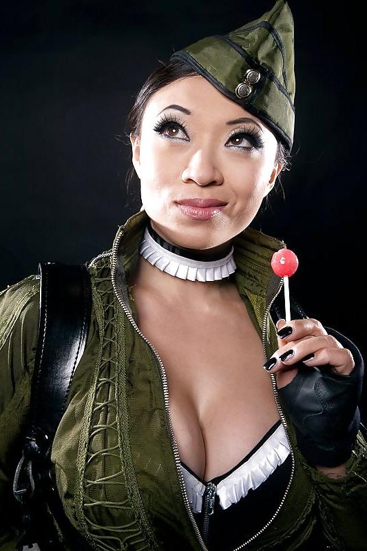 25P New Yaya Han cosplay chinese model