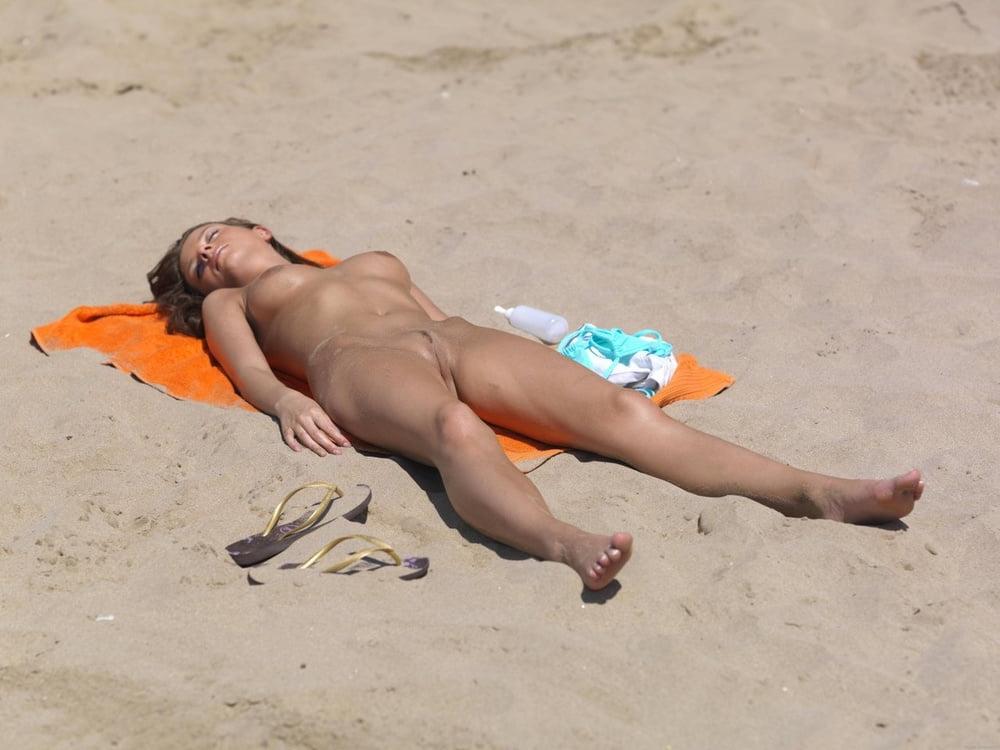 25P Great girls on the beach 6