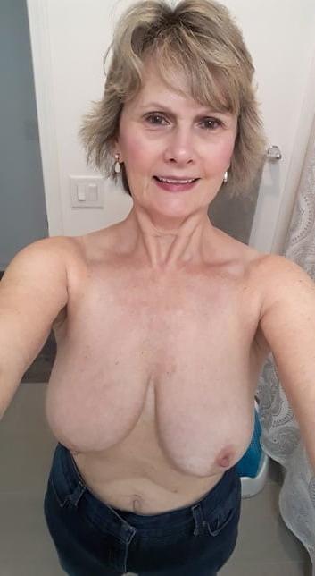 25P Topless in Jeans   48