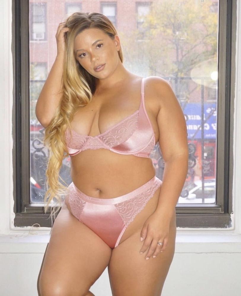 25P Nice curvy blond amateur 2