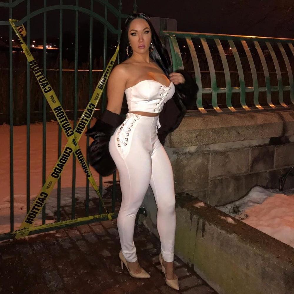 25P Sexy Bimbo 2