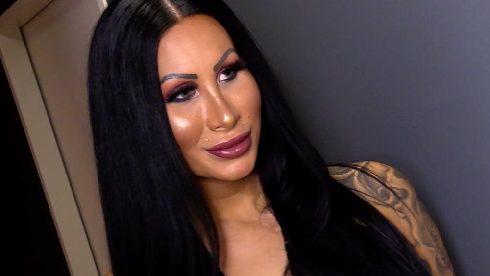 25P Sexy bimbo 3