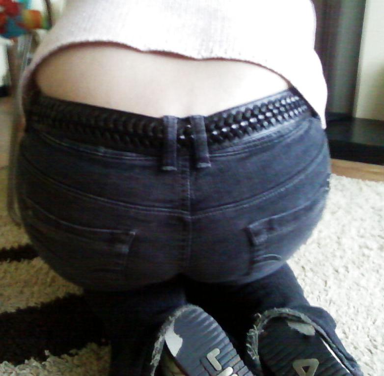 8P BIG ARSE IN JEANS