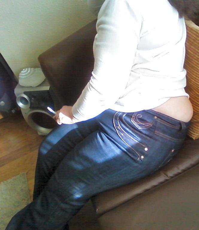 8P BIG ARSE IN JEANS