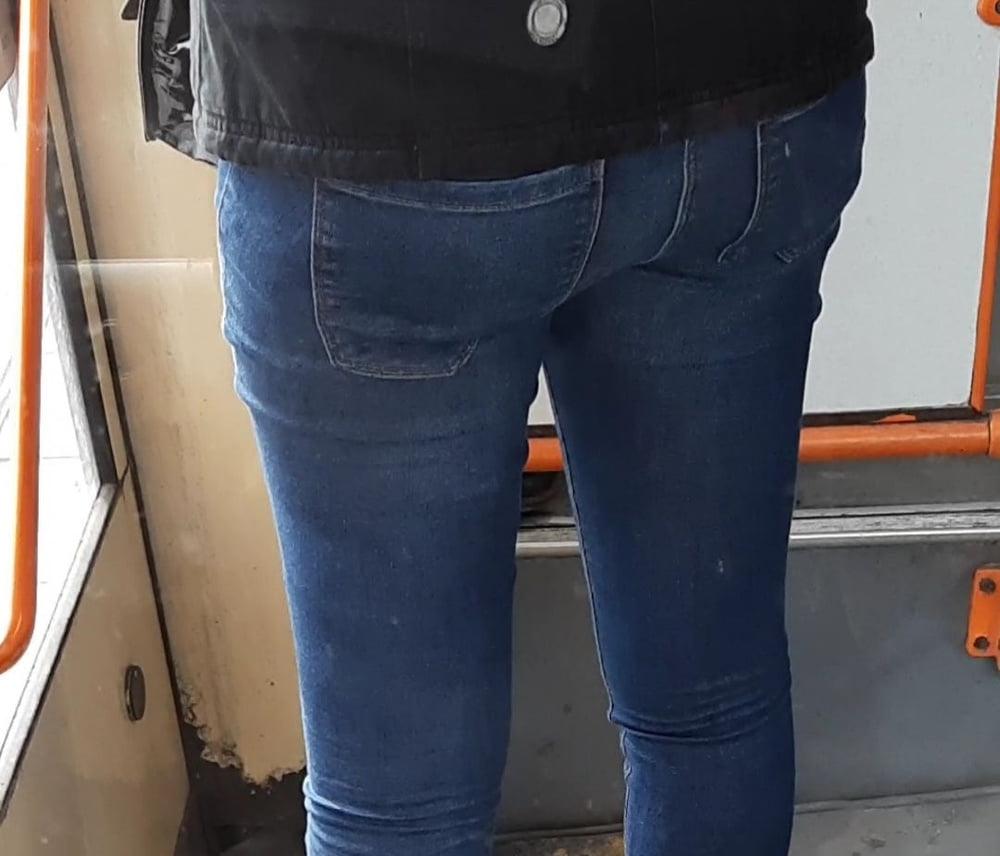 8P Ass in jeans