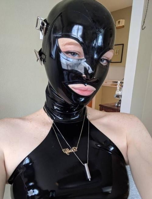 25P Girls in latex and mask 7