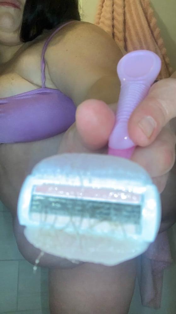 6P fatty shave her fat pussy on camera