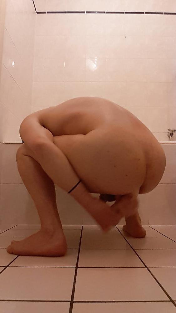 25P Tygra dildos her cunt ass in bathroom.