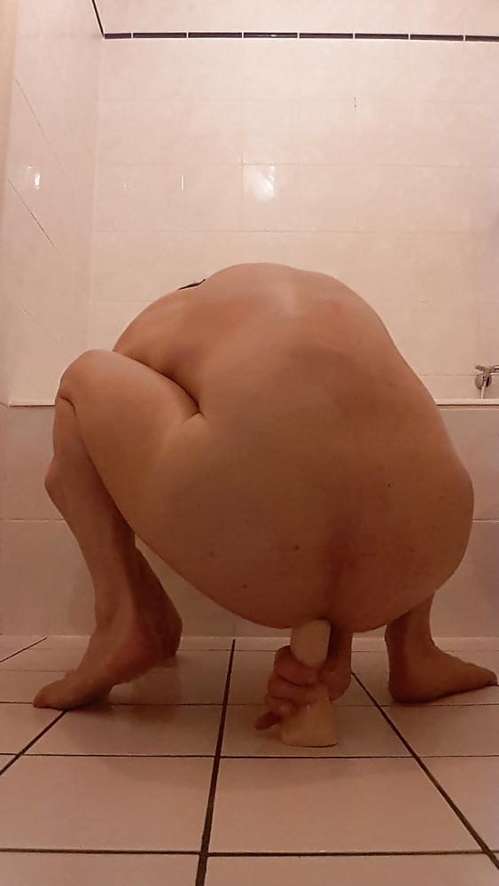 25P Tygra dildos her cunt ass in bathroom.