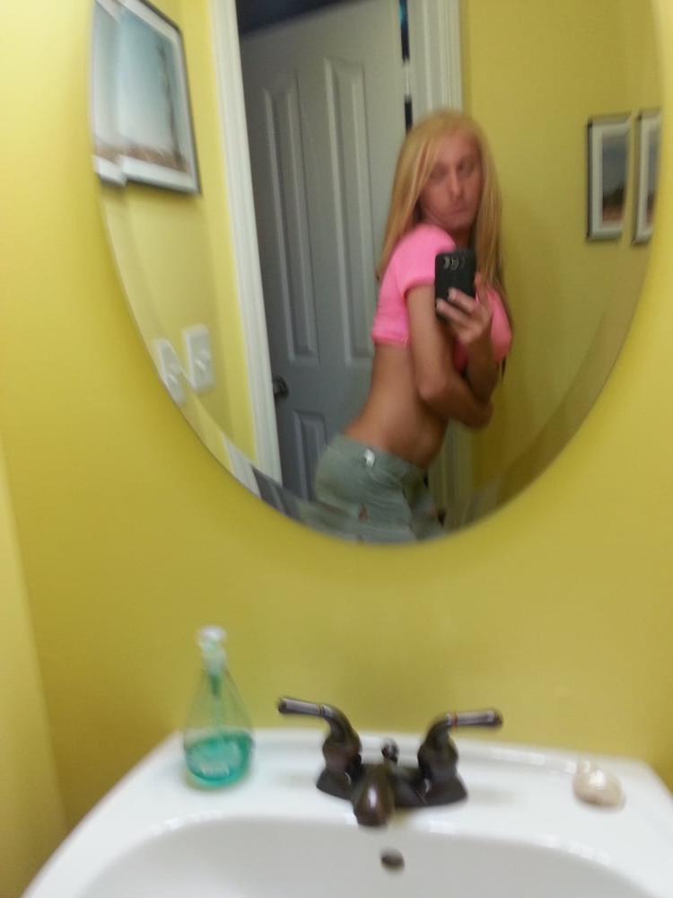 25P slut in the bathroom  KimberlyGeorge