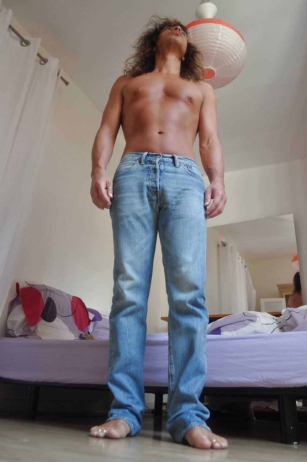 25P Tygra strips her jeans on july 2015