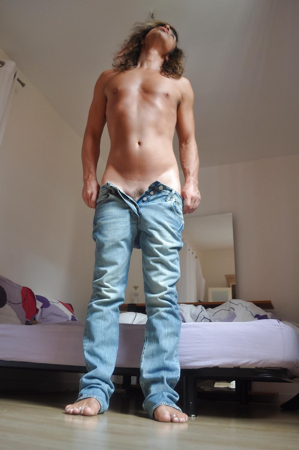 25P Tygra strips her jeans on july 2015