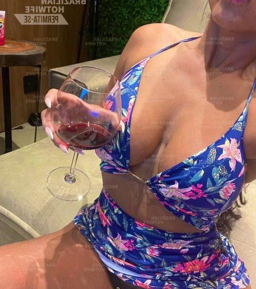 11P Brazilian Hotwife nude