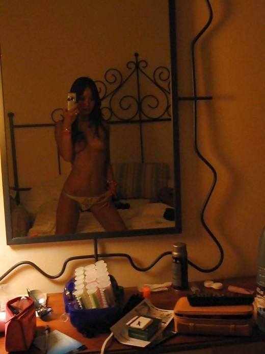 25P The girls and the mirror 07