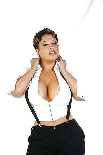 25P Curvy Beauties 16 Clothed Edition