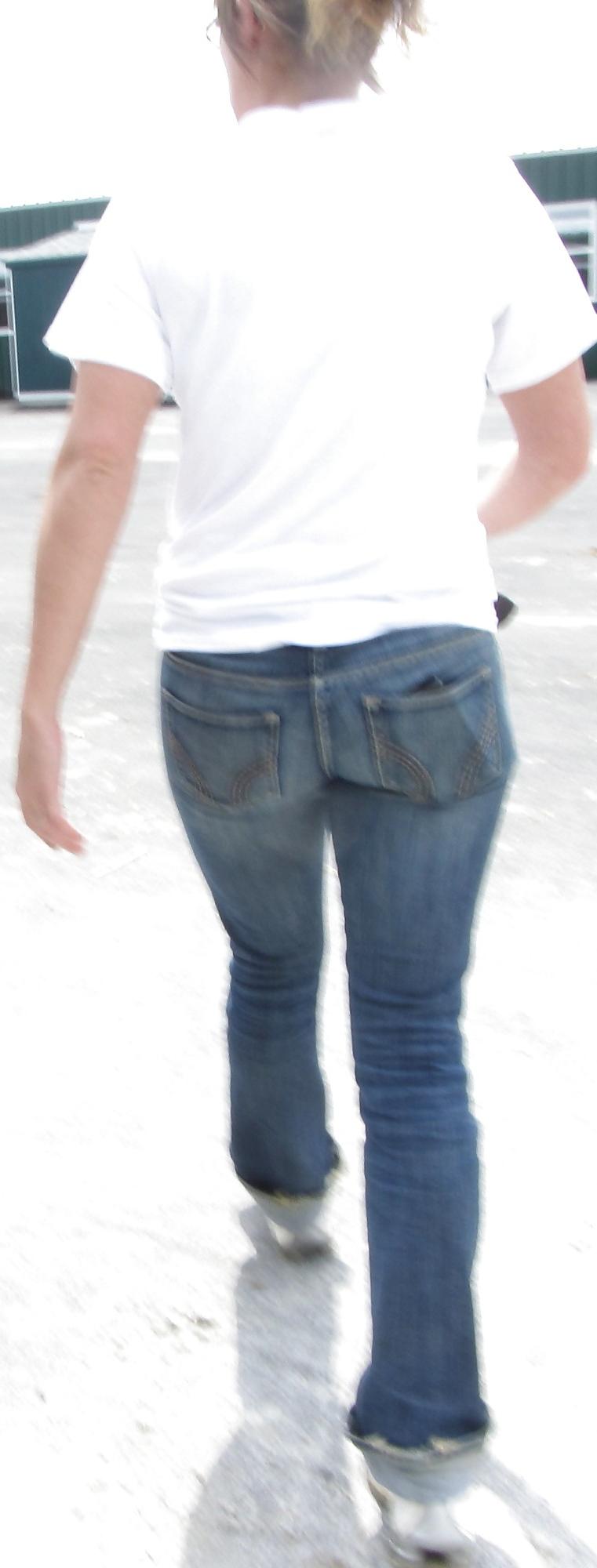 15P Great Asses in Tight Jeans 
