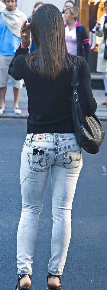 15P Great Asses in Tight Jeans 