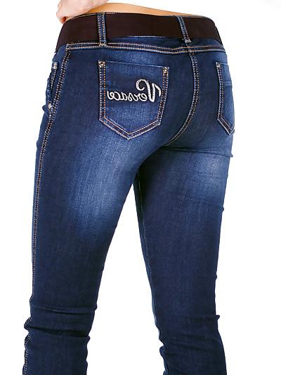 15P Great Asses in Tight Jeans 