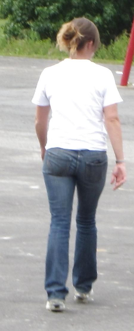 15P Great Asses in Tight Jeans 