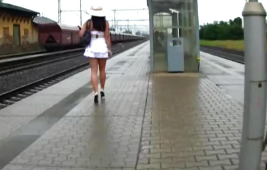 16P Public exhib slut